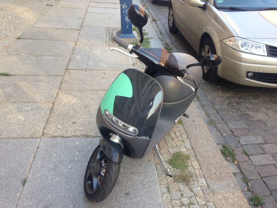 Fast überall kann der Coup Scooter geparkt werden.